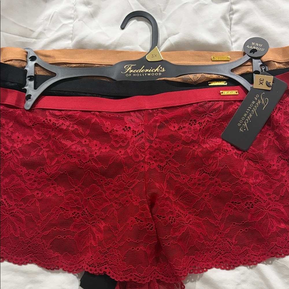 Frederick's of Hollywood Red and Black Lace Lingerie Set PLUS SIZE RARE FIND ✨✨